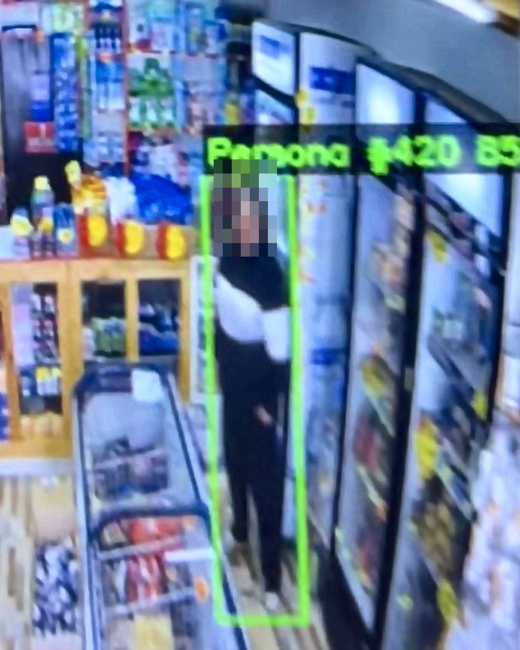 Primer plano de una persona detectada dentro de su recuadro de seguimiento, con su identificador y el porcentaje de confianza